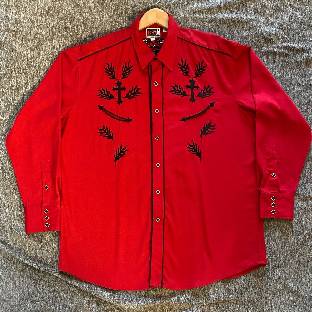 Brooks and Dunn collection Pamhandle slim Western Dress shirt.  Red with black
